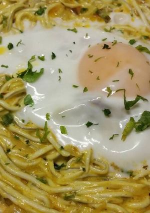 Una foto de Angulas con nata y huevo