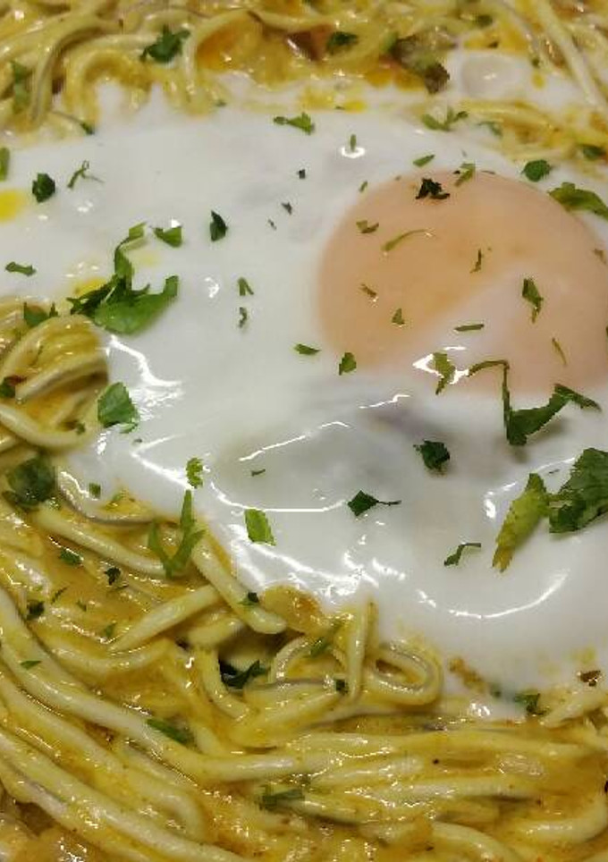 Una foto de Angulas con nata y huevo