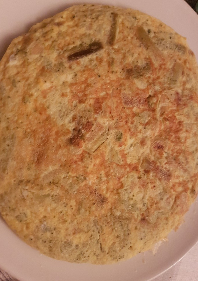 Una foto de Tortilla de brócoli y ajos tiernos