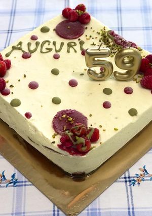Foto di Torta di compleanno con lamponi e pistacchio
