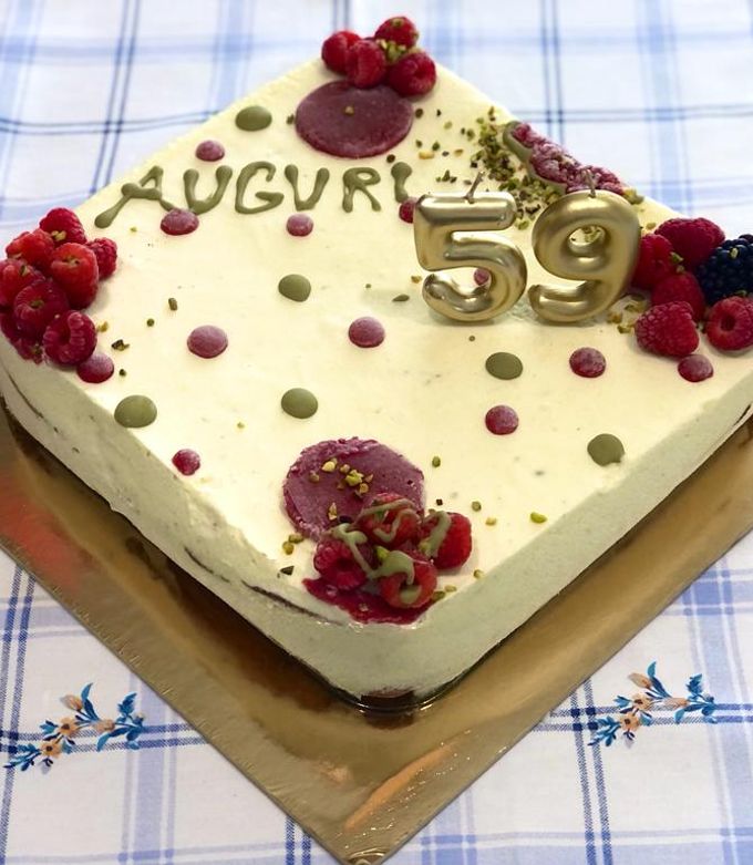 Foto di Torta di compleanno con lamponi e pistacchio