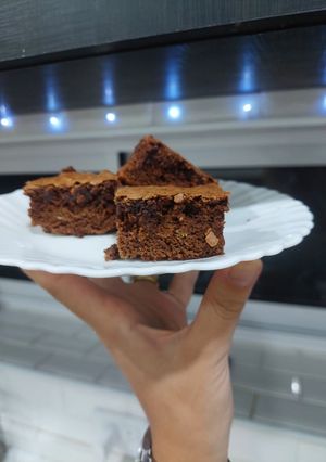 Una foto de Brownie con cacao en polvo