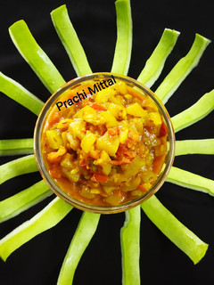 लौकी की सब्जी (lauki ki sabzi recipe in Hindi) रेसिपी मुख्य फोटो
