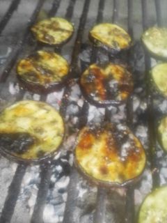 Una foto de Berenjenas grilladas 🍆🍆