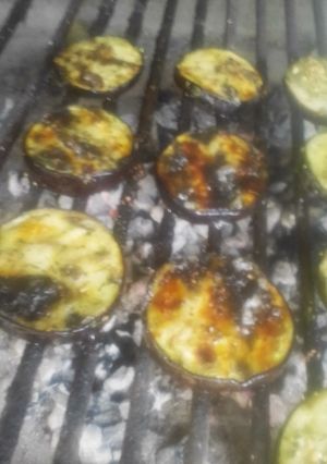 Una foto de Berenjenas grilladas 🍆🍆