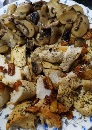Una foto de Filetes de pechuga A la plancha con Setas y Champiñones😋🍽