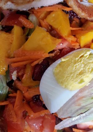 Una foto de Ensalada Veraniega con Filete de Pollo🇵🇪