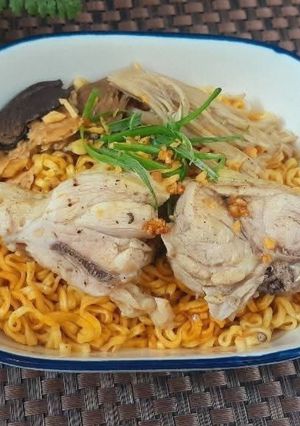 Hình của món Mì trộn gà nấm.