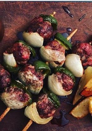 Una foto de Brochette de albóndigas y verduras