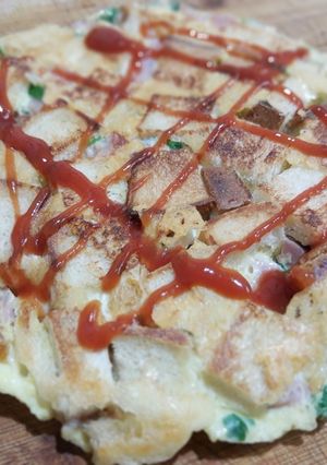 Una foto de Tortilla de huevo, jamón, queso y pan de molde