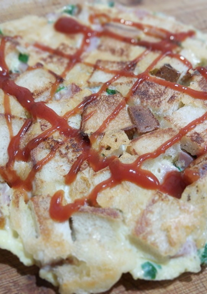 Una foto de Tortilla de huevo, jamón, queso y pan de molde