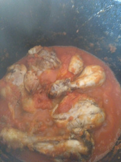 Una foto de Muslitos de pollo con salsa de tomate