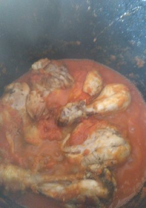Una foto de Muslitos de pollo con salsa de tomate