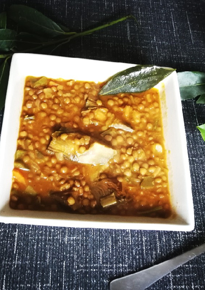 Una foto de Lentejas con alcachofas al pimentón ahumado de la Vera-veggie