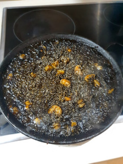 Una foto de Arroz negro 🦐🥘⚫