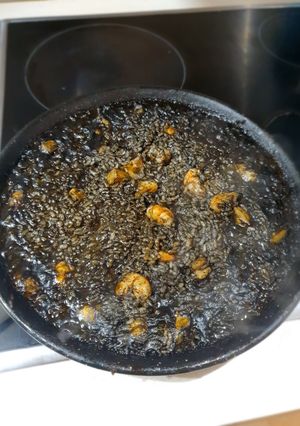 Una foto de Arroz negro 🦐🥘⚫