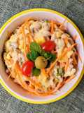 Salada colorida de grãos com molho de inhame