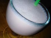 Una foto de licuado de fresa y banana