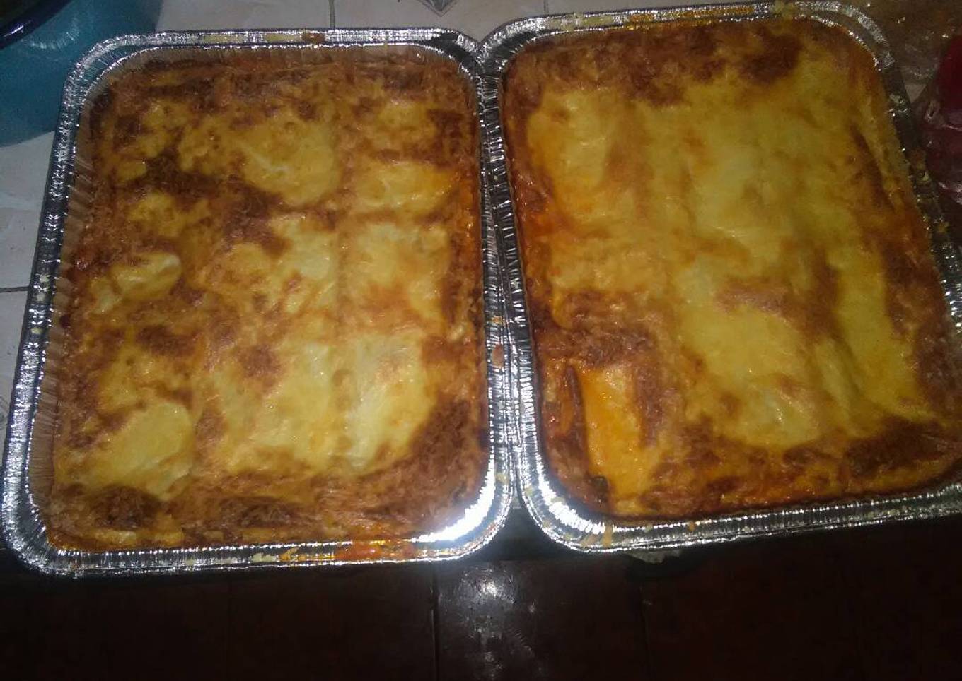 Lasaña con carne de res molida y vino tinto