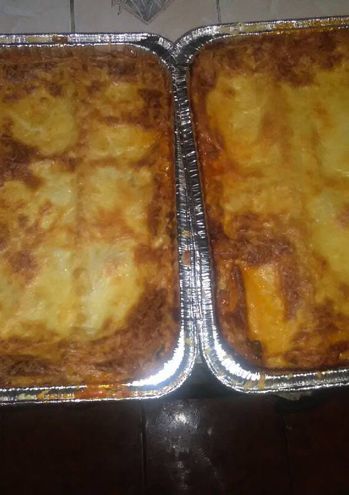 Una foto de Lasaña con carne de res molida y vino tinto