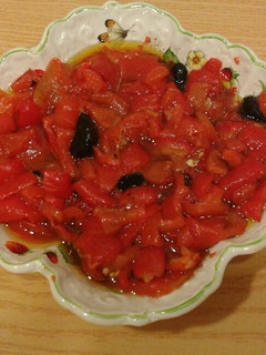Una foto de Ensalada de pimientos asados con aderezo de ajo negro