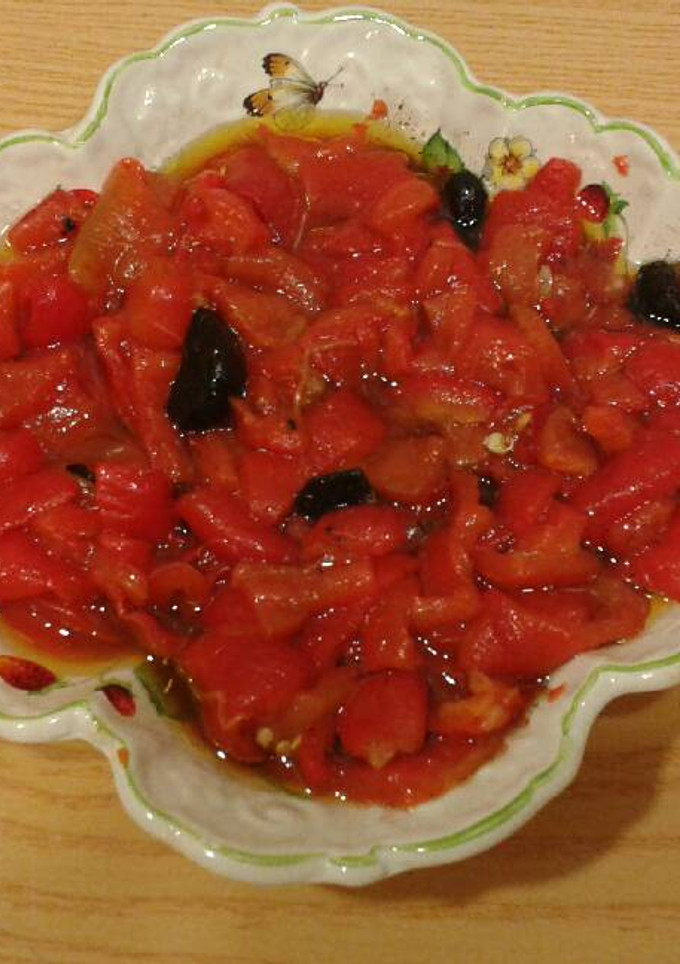 Una foto de Ensalada de pimientos asados con aderezo de ajo negro