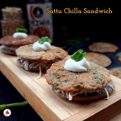 A picture of Sattu chilla sandwich.