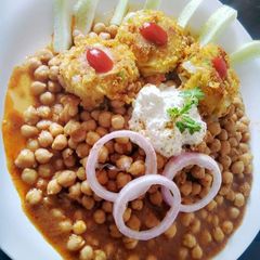 A picture of Masala ragda pattice /Chola Patties.