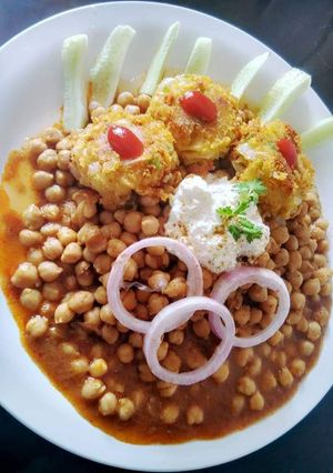 A picture of Masala ragda pattice /Chola Patties.