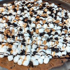A picture of S’mores Cookie Pizza.