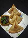 સમોસા (Samosa Recipe In Gujarati)