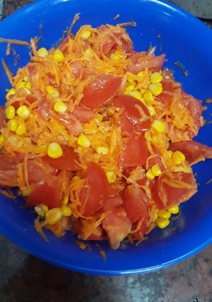 Una foto de Ensalada de tomate, zanahoria y choclo