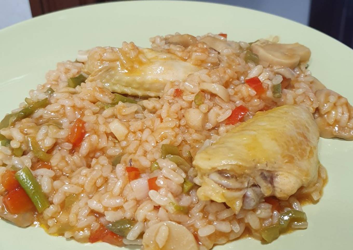 Paella de pollo y espárragos trigueros