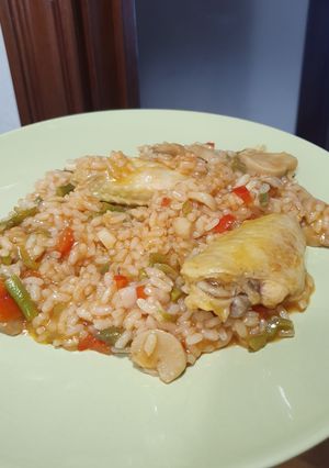 Una foto de Paella de pollo y espárragos trigueros
