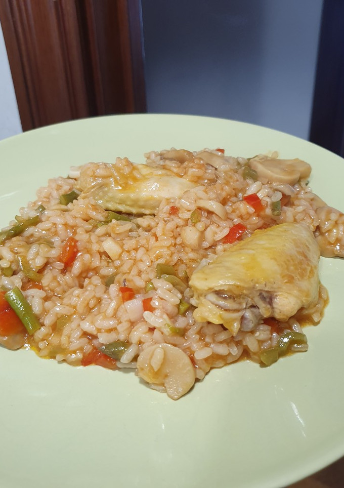 Una foto de Paella de pollo y espárragos trigueros
