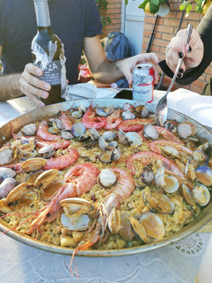 Una foto de Paella de marisco