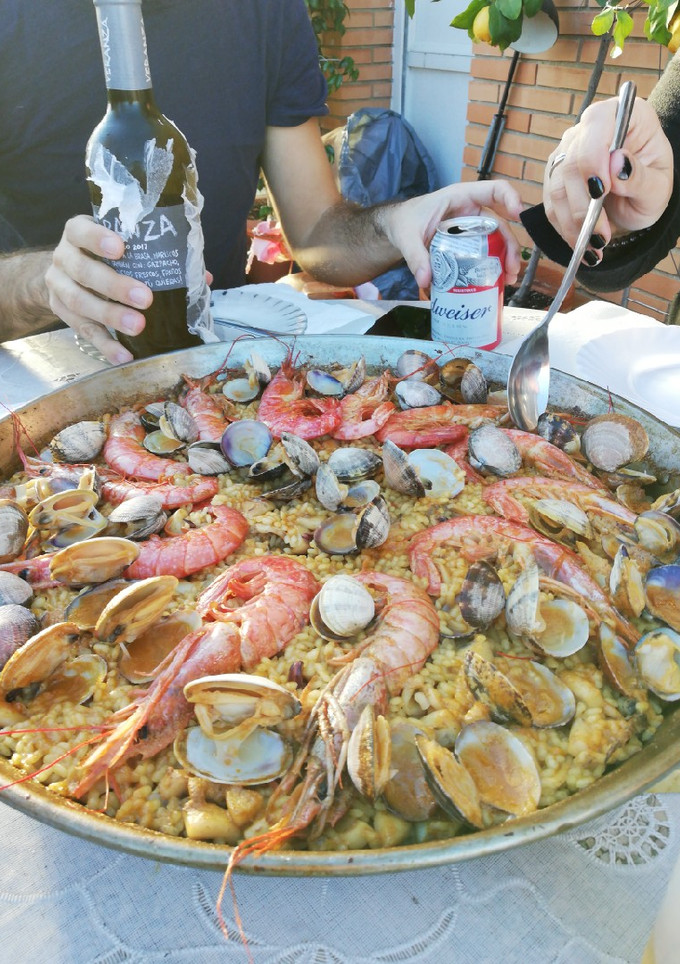 Una foto de Paella de marisco