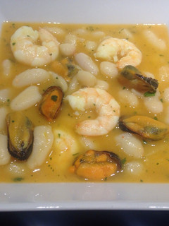 Una foto de Alubias blancas con langostinos y mejillones