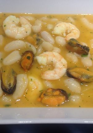 Foto principal de Alubias blancas con langostinos y mejillones