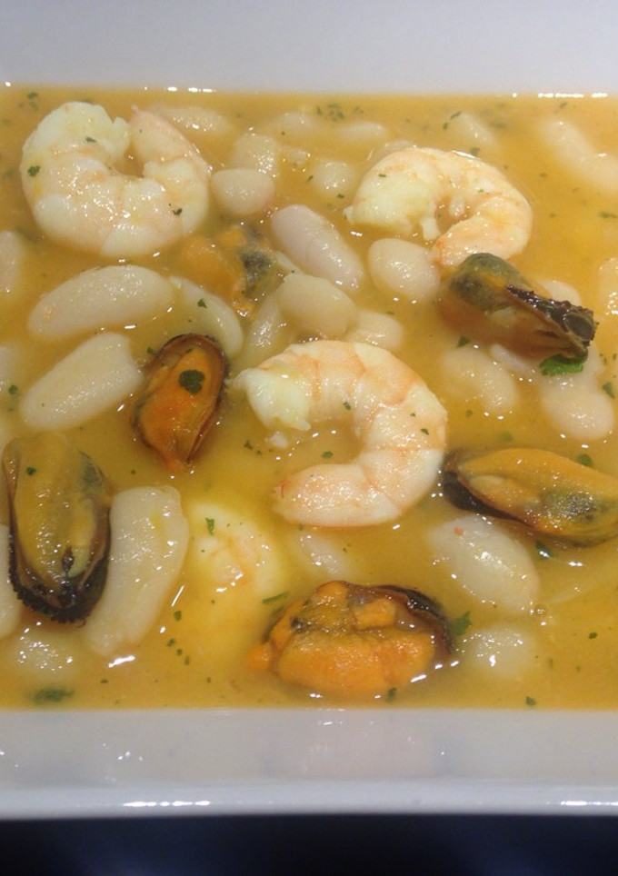 Una foto de Alubias blancas con langostinos y mejillones