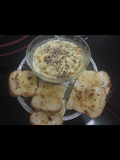 A picture of Au gratin with garlic bread.