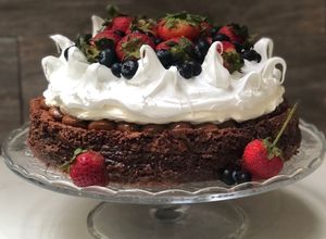 Una foto de Marquise de chocolate con frutos rojos