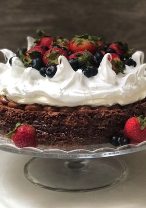 Una foto de Marquise de chocolate con frutos rojos