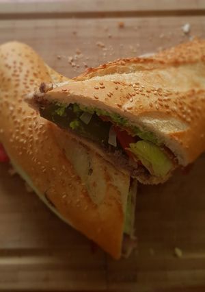 Una foto de Pepito a la mexicana con costras de queso