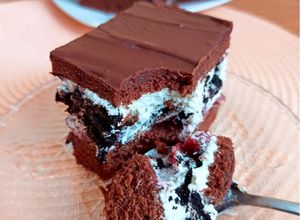 Zdjęcie przepisu Ciasto z wiśniami i oreo.