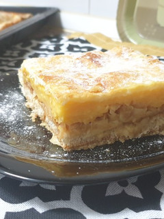 Una foto de Pastel de manzana y natillas