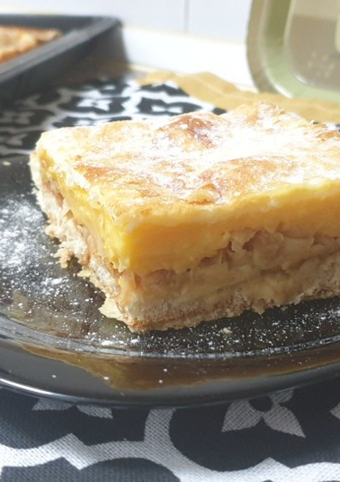 Una foto de Pastel de manzana y natillas