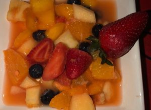 Una foto de Ensalada de frutas!!🍎🍌🍊🍒🥝🍇🍑🍋