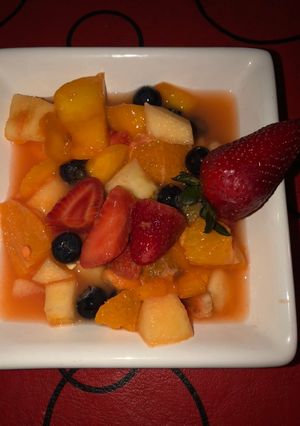 Una foto de Ensalada de frutas!!🍎🍌🍊🍒🥝🍇🍑🍋
