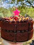 Tarta red velvet con nueces, arándanos y chocolate